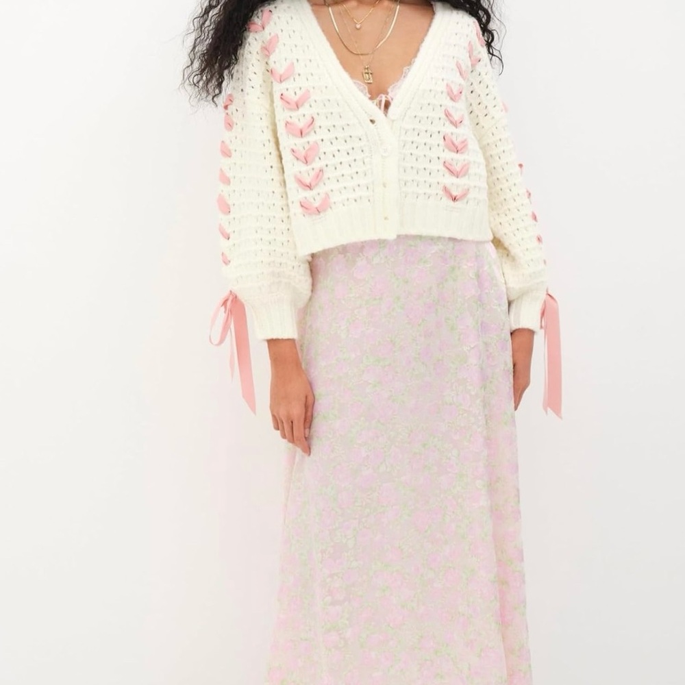 White sweater with pink ribbon